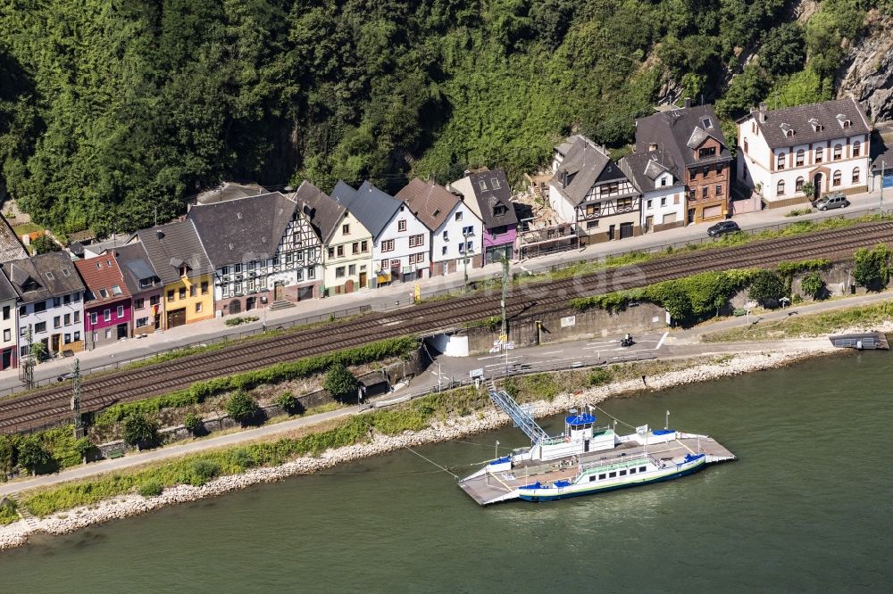 Niederheimbach von oben - Dorfkern an den Fluss- Uferbereichen des Rhein am Fähranleger Niederheimbach in Niederheimbach im Bundesland Rheinland-Pfalz, Deutschland