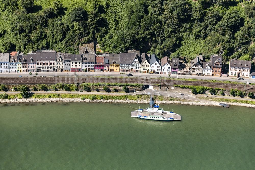 Niederheimbach von oben - Dorfkern an den Fluss- Uferbereichen des Rhein am Fähranleger Niederheimbach in Niederheimbach im Bundesland Rheinland-Pfalz, Deutschland