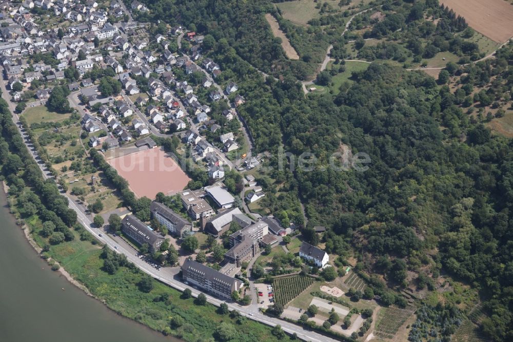 Niederfell aus der Vogelperspektive: Dorfkern an den Fluss- Uferbereichen des Rheins in Niederfell im Bundesland Rheinland-Pfalz, Deutschland