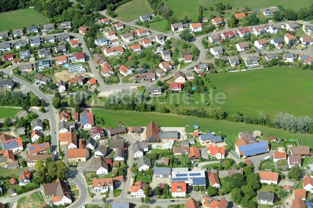 Rainau aus der Vogelperspektive: Dorfkern an den Fluss- Uferbereichen der Röhlinger Sechta in Rainau im Bundesland Baden-Württemberg