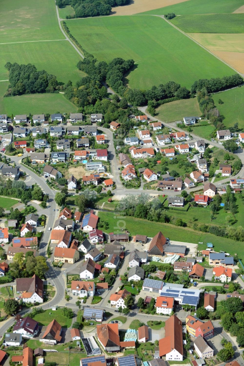 Luftaufnahme Rainau - Dorfkern an den Fluss- Uferbereichen der Röhlinger Sechta in Rainau im Bundesland Baden-Württemberg