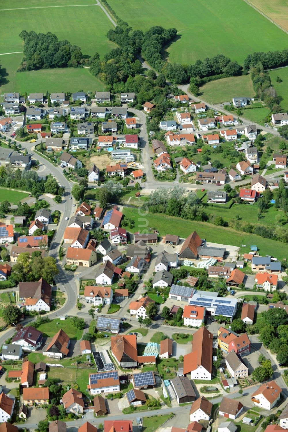 Rainau von oben - Dorfkern an den Fluss- Uferbereichen der Röhlinger Sechta in Rainau im Bundesland Baden-Württemberg