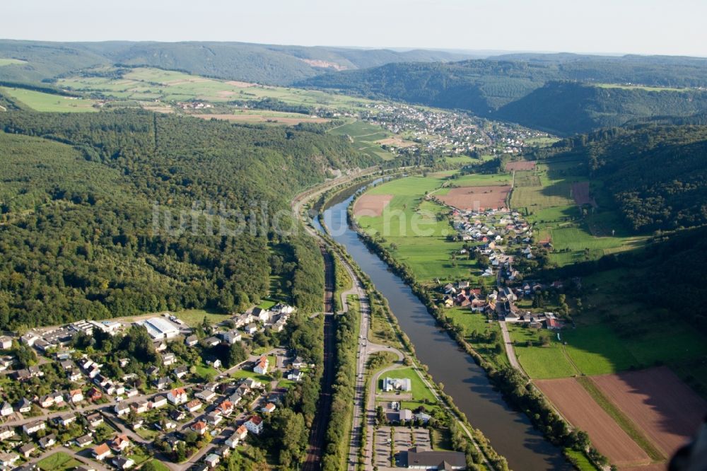 Saarburg von oben - Dorfkern an den Fluss- Uferbereichen der Saar im Ortsteil Beurig in Saarburg im Bundesland Rheinland-Pfalz, Deutschland