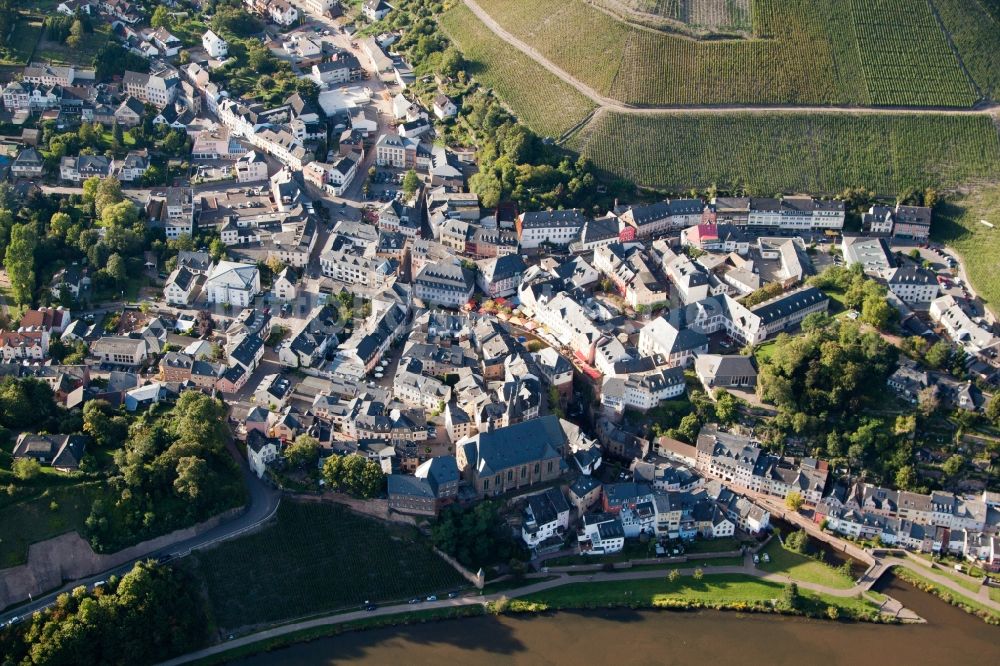 Saarburg aus der Vogelperspektive: Dorfkern an den Fluss- Uferbereichen der Saar im Ortsteil Beurig in Saarburg im Bundesland Rheinland-Pfalz, Deutschland