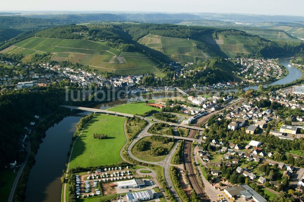 Saarburg aus der Vogelperspektive: Dorfkern an den Fluss- Uferbereichen der Saar in Saarburg im Bundesland Rheinland-Pfalz