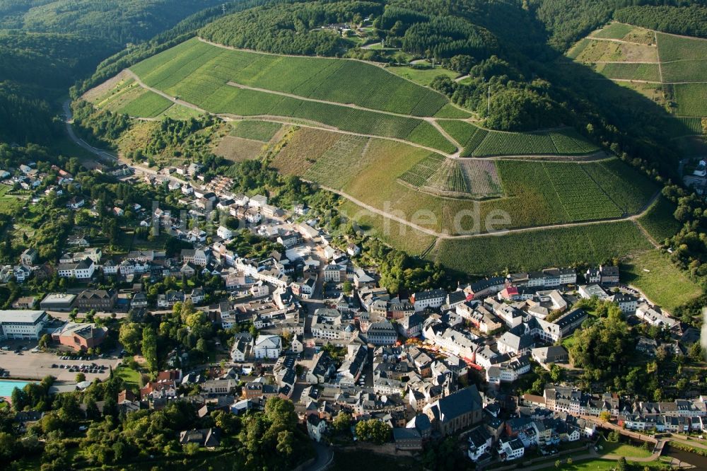 Luftbild Saarburg - Dorfkern an den Fluss- Uferbereichen der Saar in Saarburg im Bundesland Rheinland-Pfalz