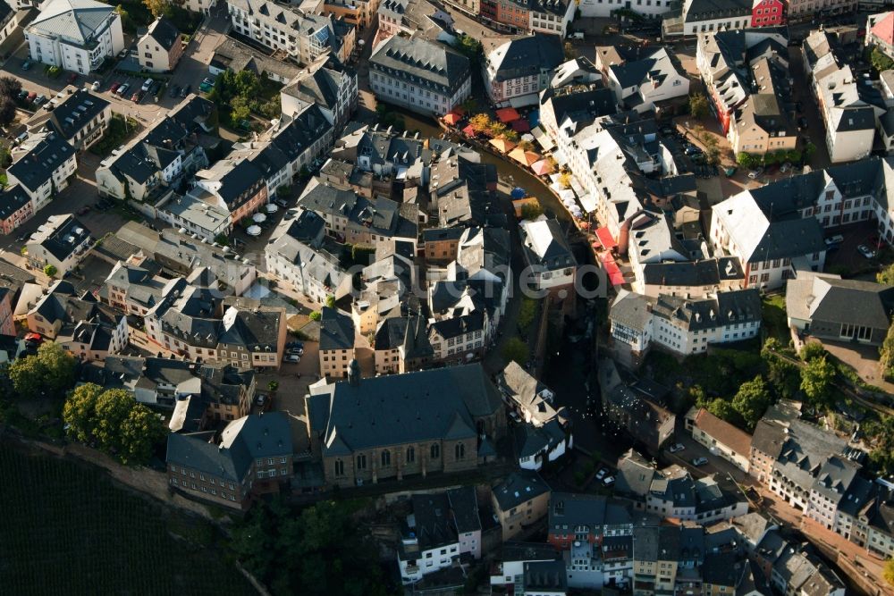 Luftaufnahme Saarburg - Dorfkern an den Fluss- Uferbereichen der Saar in Saarburg im Bundesland Rheinland-Pfalz