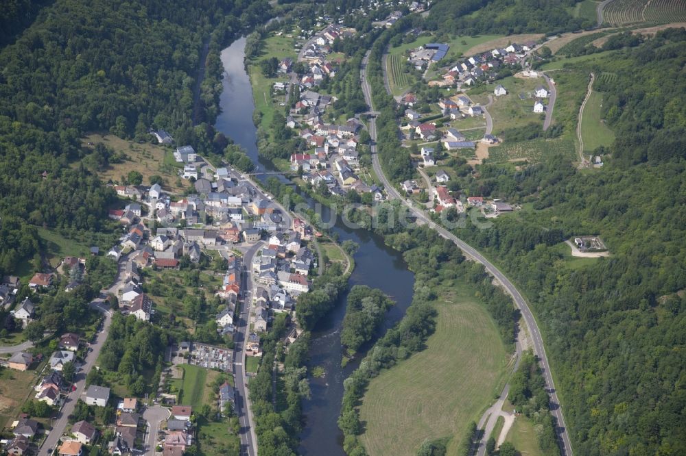 Luftaufnahme Moersdorf - Dorfkern an den Fluss- Uferbereichen der Sauer in Moersdorf in Grevenmacher, Luxemburg