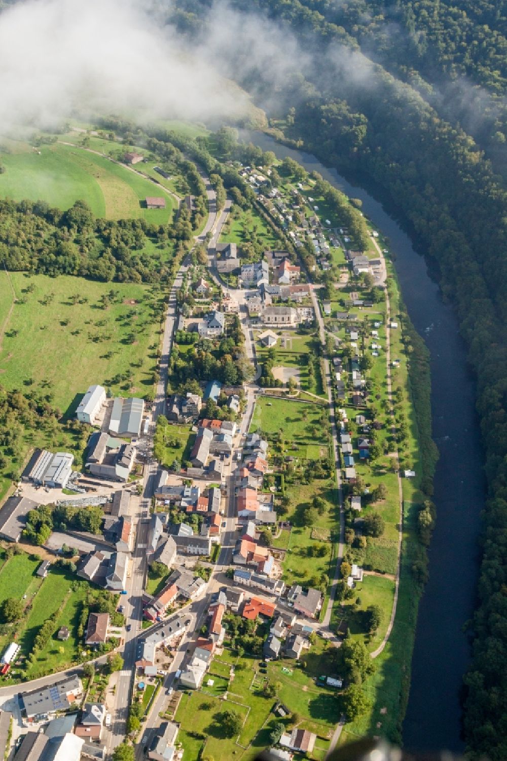 Bur von oben - Dorfkern an den Fluss- Uferbereichen der Sauer im Ortsteil Born in Bur in Distrikt Gréiwemaacher, Luxemburg