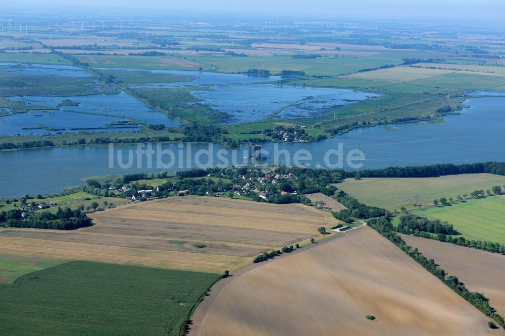 Luftaufnahme Usedom - Dorfkern an den Fluss- Uferbereichen des Stettiner Haff im Ortsteil Stolpe in Usedom im Bundesland Mecklenburg-Vorpommern