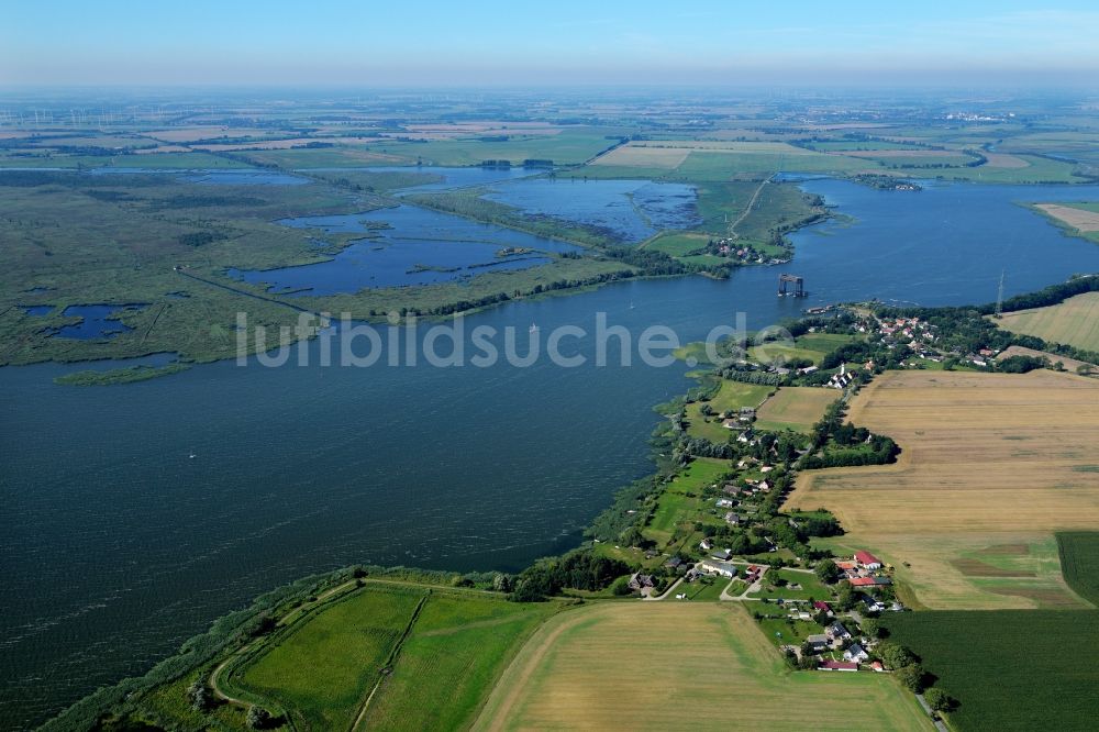 Usedom von oben - Dorfkern an den Fluss- Uferbereichen des Stettiner Haff im Ortsteil Stolpe in Usedom im Bundesland Mecklenburg-Vorpommern