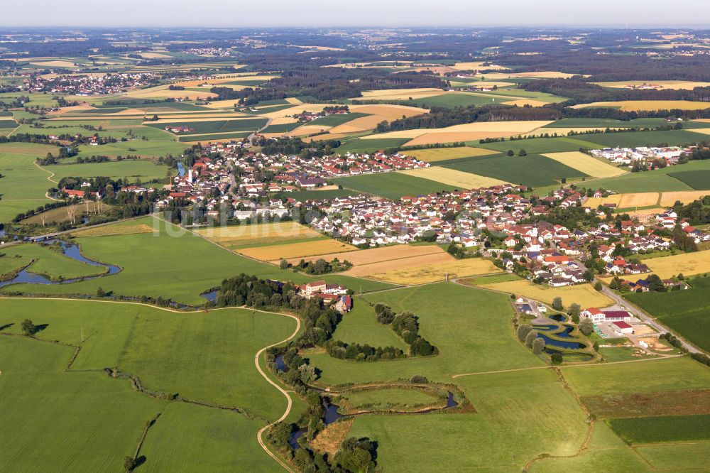 Luftbild Aham - Dorfkern an den Fluss- Uferbereichen der Vils in Aham im Bundesland Bayern, Deutschland