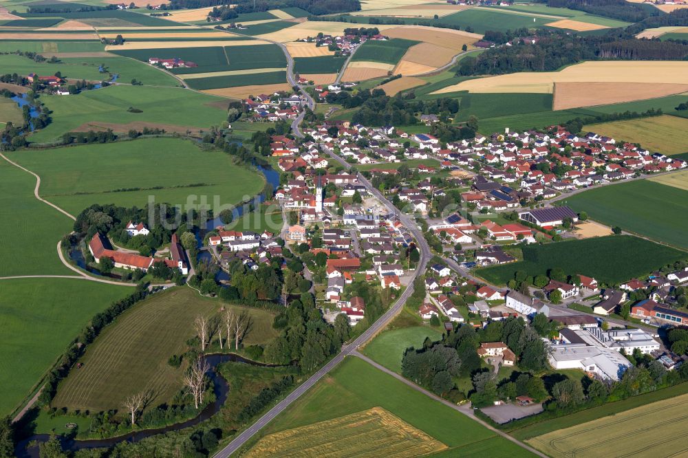 Luftaufnahme Aham - Dorfkern an den Fluss- Uferbereichen der Vils in Aham im Bundesland Bayern, Deutschland