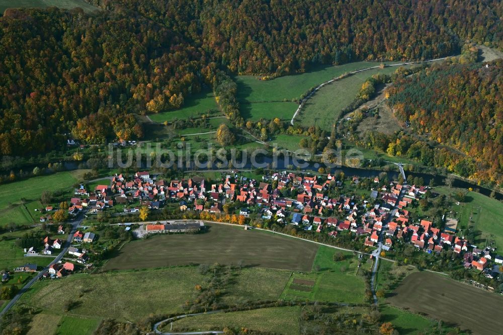 Frankenroda aus der Vogelperspektive: Dorfkern an den Fluss- Uferbereichen Werra in Frankenroda im Bundesland Thüringen, Deutschland