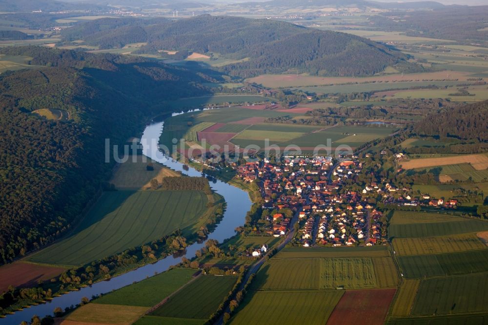 Heinsen aus der Vogelperspektive: Dorfkern an den Fluss- Uferbereichen der Weser in Heinsen im Bundesland Niedersachsen, Deutschland