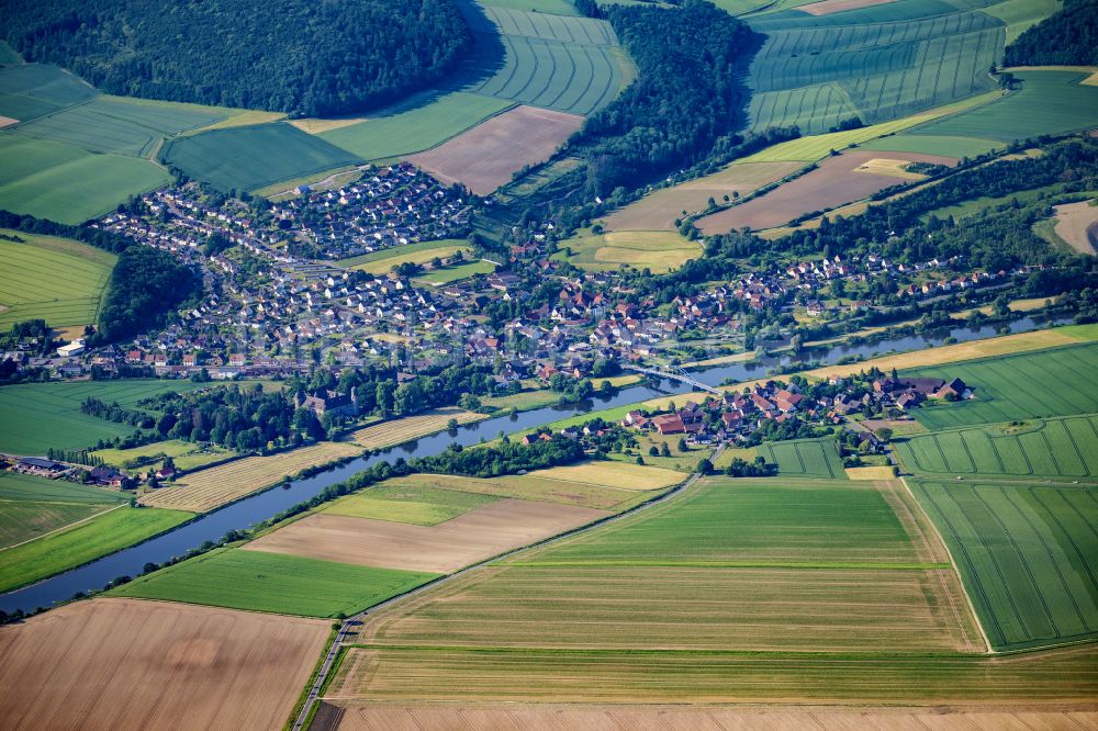 Hehlen von oben - Dorfkern an den Fluss- Uferbereichen der Weser im Ortsteil Daspe in Hehlen im Bundesland Niedersachsen, Deutschland