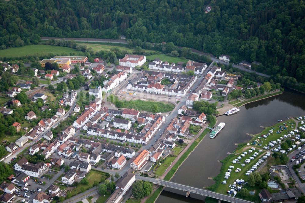 Luftaufnahme Bad Karlshafen - Dorfkern an den Fluss- Uferbereichen der Weser im Ortsteil Karlshafen in Bad Karlshafen im Bundesland Hessen