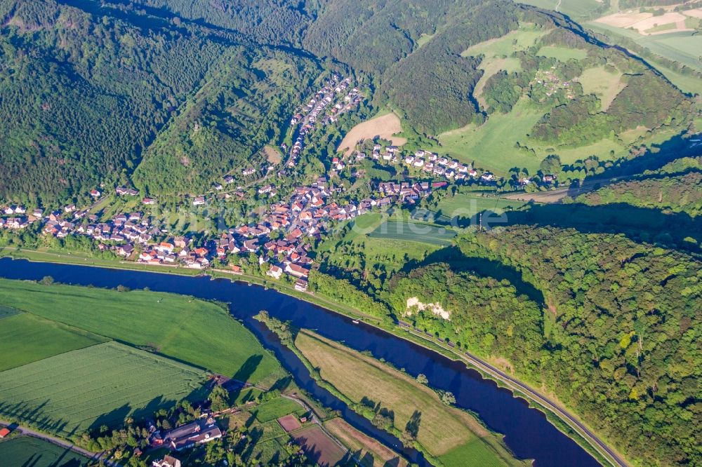 Bodenwerder aus der Vogelperspektive: Dorfkern an den Fluss- Uferbereichen der Weser im Ortsteil Rühle in Bodenwerder im Bundesland Niedersachsen, Deutschland