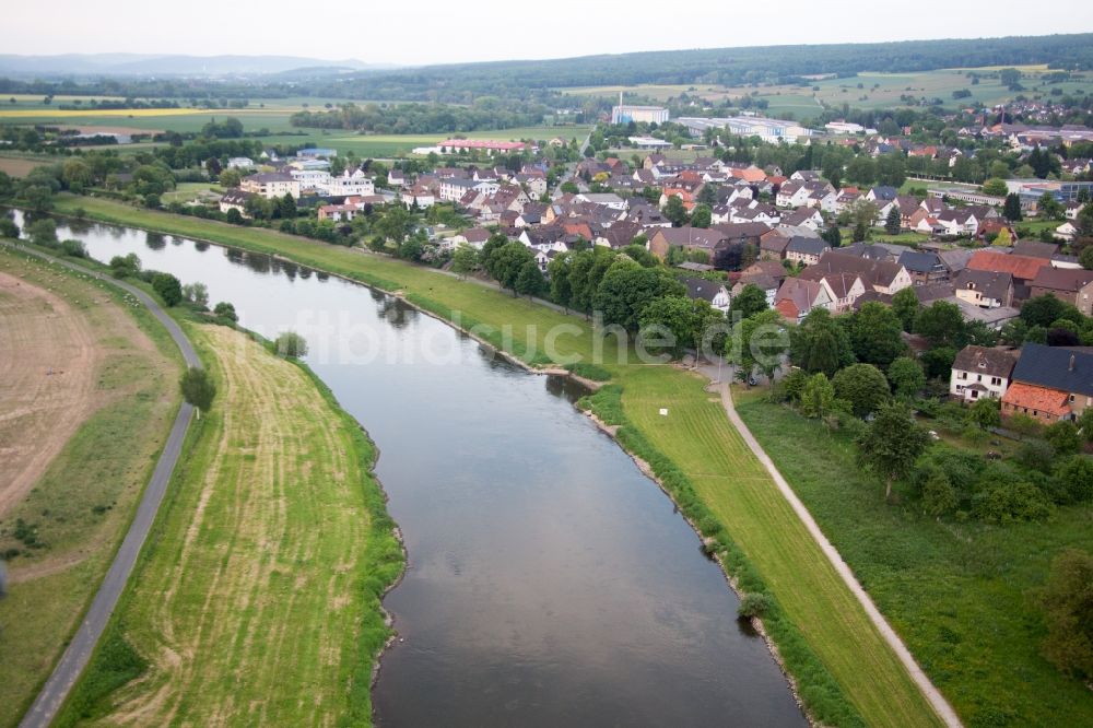 Luftaufnahme Boffzen - Dorfkern an den Fluss- Uferbereichen der Weser im Ortsteil Wehrden in Boffzen im Bundesland Niedersachsen