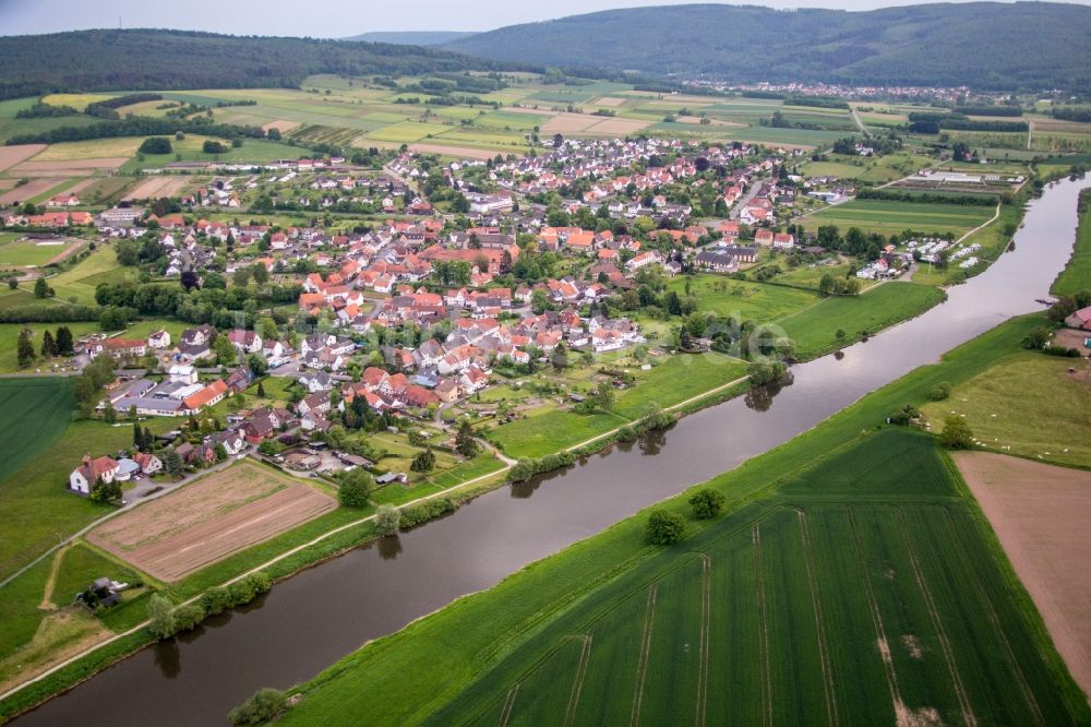 Luftbild Wahlsburg - Dorfkern an den Fluss- Uferbereichen der Weser in Wahlsburg im Bundesland Hessen, Deutschland