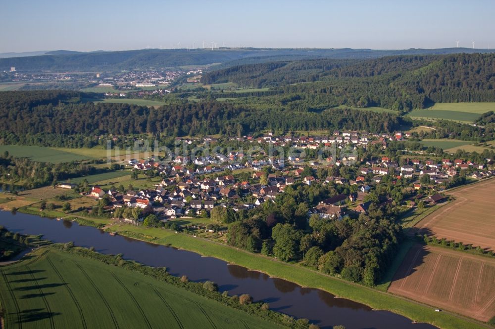 Wehrden aus der Vogelperspektive: Dorfkern an den Fluss- Uferbereichen der Weser in Wehrden im Bundesland Nordrhein-Westfalen, Deutschland