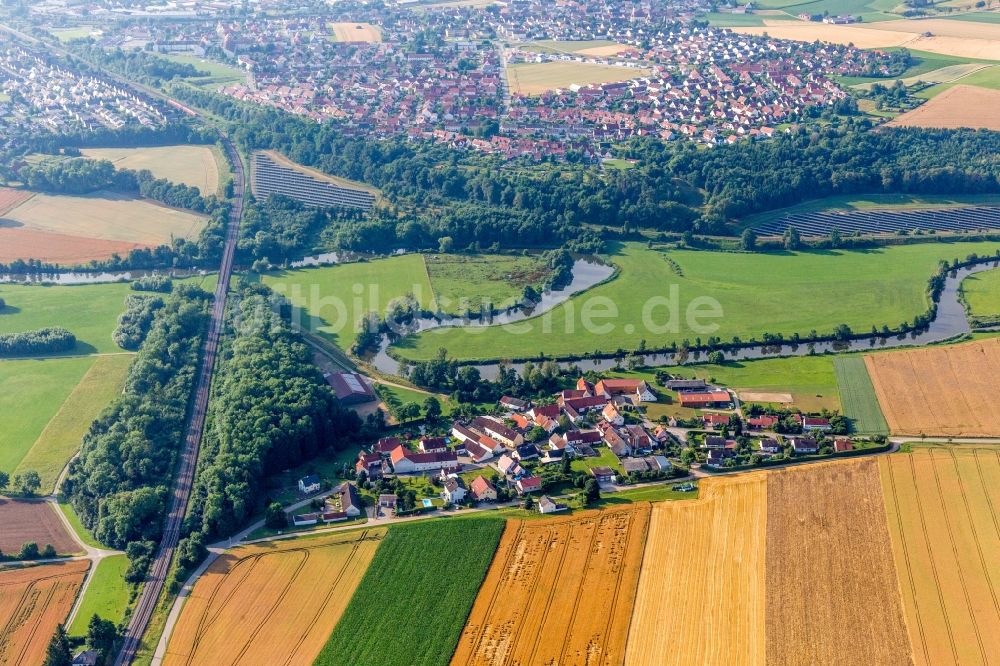 Felsheim aus der Vogelperspektive: Dorfkern an den Fluss- Uferbereichen der Wörnitz in Felsheim im Bundesland Bayern, Deutschland