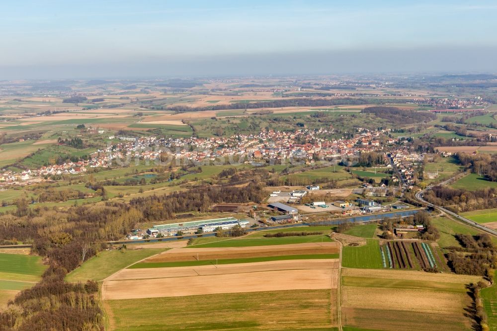 Luftbild Steinbourg - Dorfkern an den Fluss- Uferbereichen der Zorn in Steinbourg in Grand Est, Frankreich