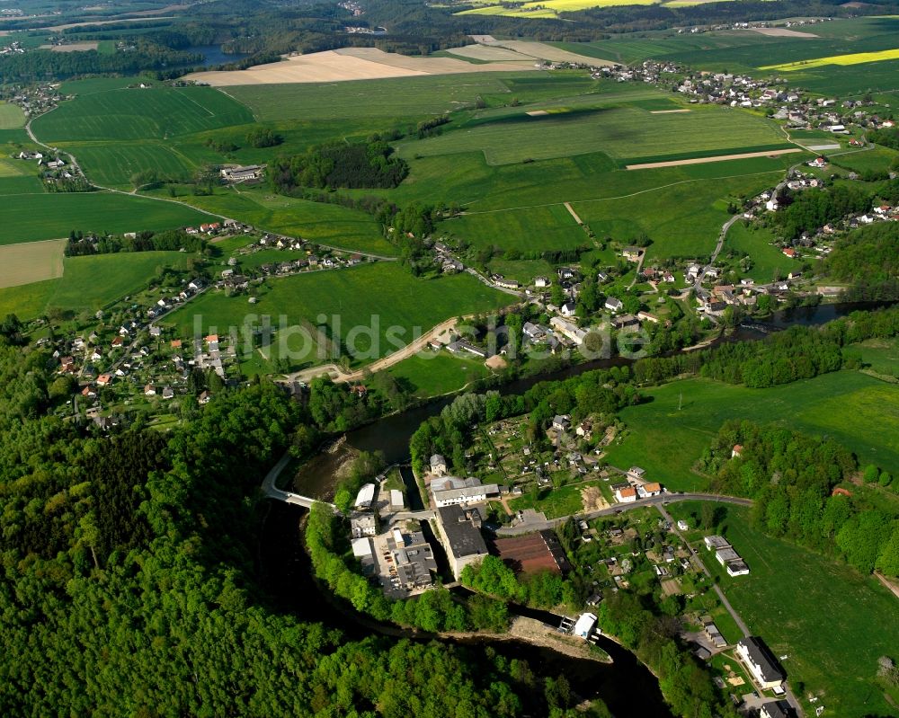 Weißthal aus der Vogelperspektive: Dorfkern an den Fluss- Uferbereichen der Zschopau in Weißthal im Bundesland Sachsen, Deutschland