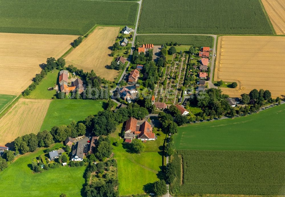 Bieren von oben - Dorfkern mit Friedhof in Bieren im Bundesland Nordrhein-Westfalen