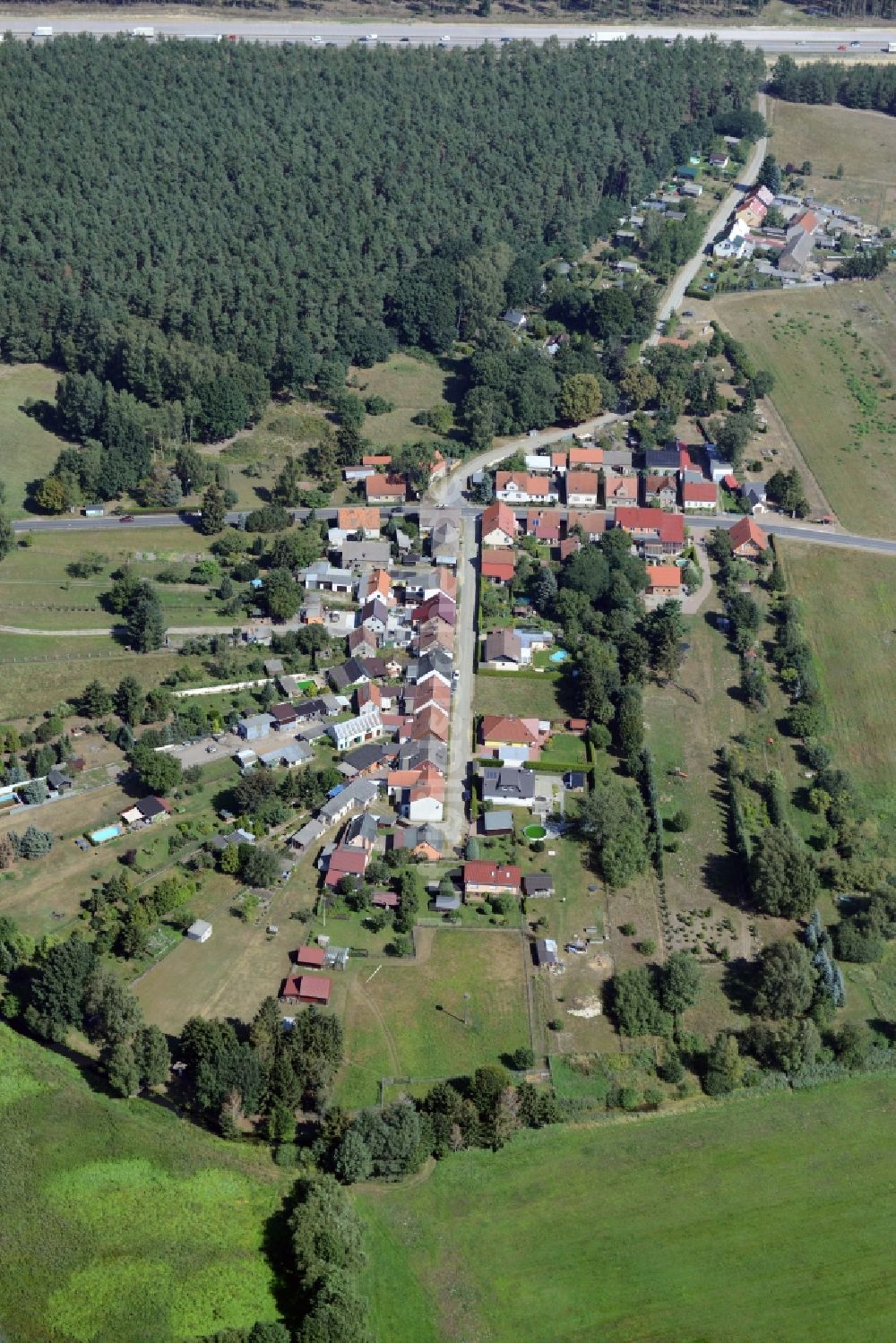 Friedrichshof aus der Vogelperspektive: Dorfkern in Friedrichshof im Bundesland Brandenburg