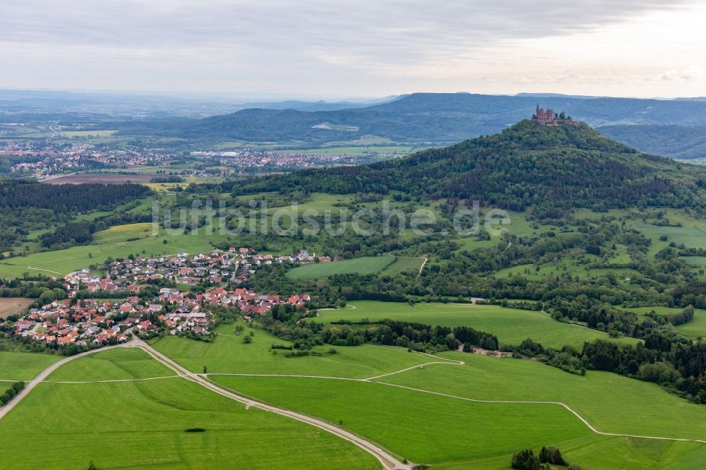 Luftbild Bisingen - Dorfkern zu Füßen der schwäbischen Alb und der Burg Hohenzollern im Ortsteil Zimmern in Bisingen im Bundesland Baden-Württemberg, Deutschland