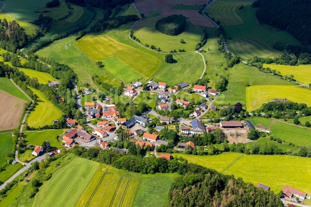 Giebringhausen von oben - Dorfkern in Giebringhausen im Bundesland Hessen, Deutschland