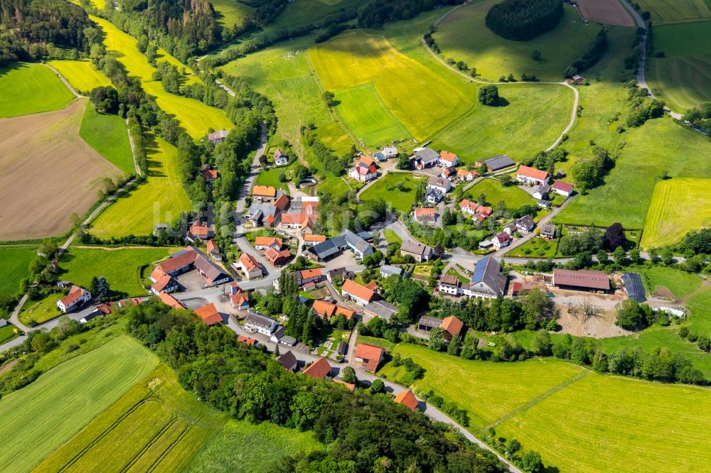 Giebringhausen von oben - Dorfkern in Giebringhausen im Bundesland Hessen, Deutschland