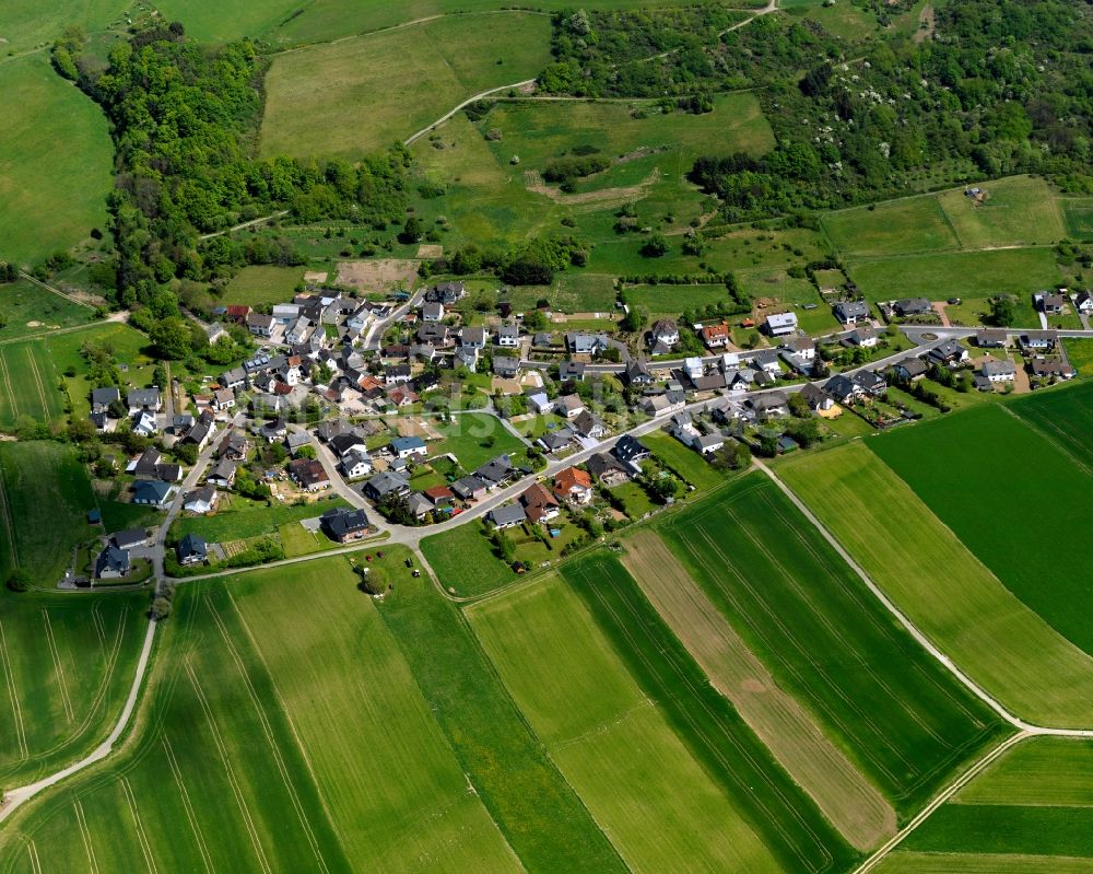 Hausten aus der Vogelperspektive: Dorfkern in Hausten im Bundesland Rheinland-Pfalz