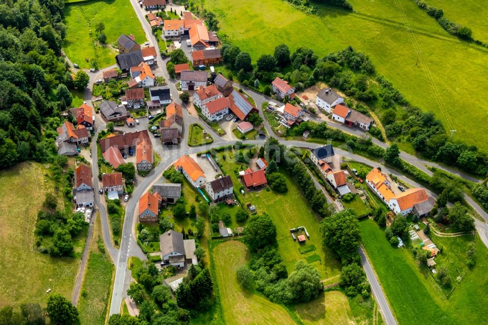 Luftaufnahme Hüddingen - Dorfkern in Hüddingen im Bundesland Hessen, Deutschland