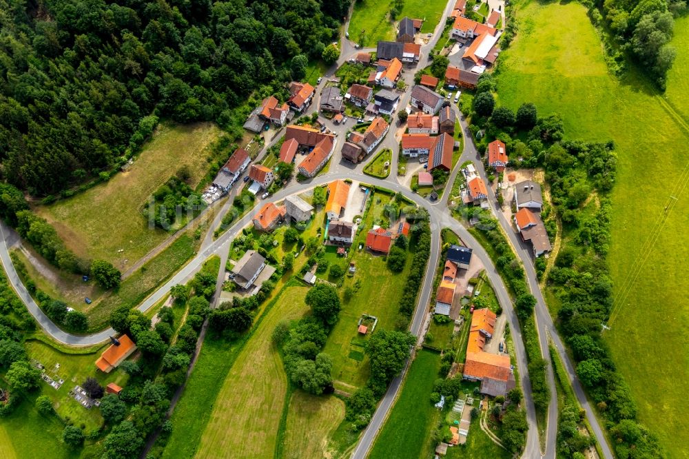 Hüddingen von oben - Dorfkern in Hüddingen im Bundesland Hessen, Deutschland