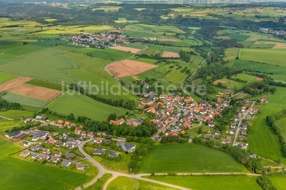 Helmighausen aus der Vogelperspektive: Dorfkern in Helmighausen im Bundesland Hessen, Deutschland