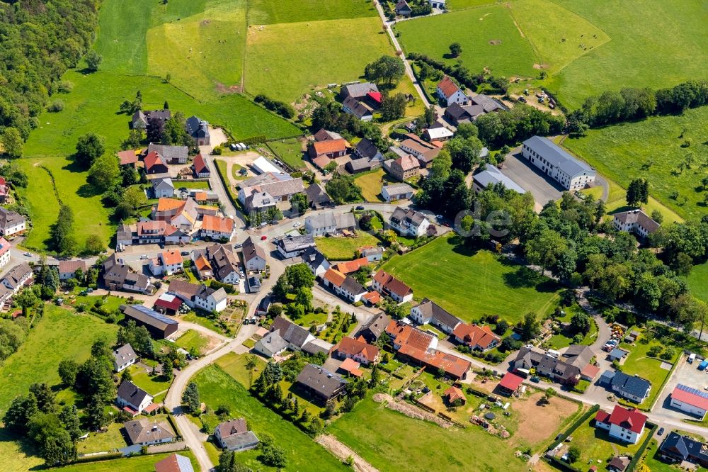 Hillershausen von oben - Dorfkern in Hillershausen im Bundesland Hessen, Deutschland