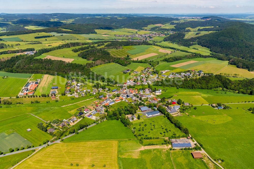 Hillershausen aus der Vogelperspektive: Dorfkern in Hillershausen im Bundesland Hessen, Deutschland