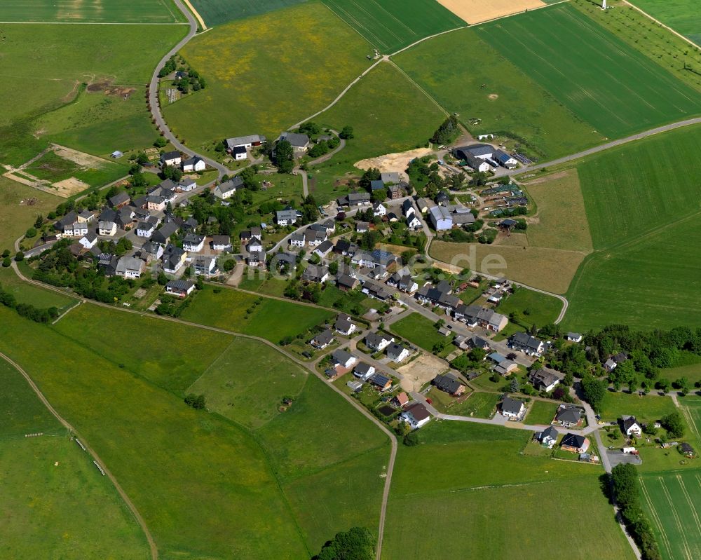 Hirschfeld (Hunsrück) von oben - Dorfkern in Hirschfeld (Hunsrück) im Bundesland Rheinland-Pfalz