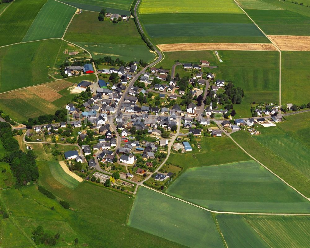 Hirschfeld (Hunsrück) aus der Vogelperspektive: Dorfkern in Hirschfeld (Hunsrück) im Bundesland Rheinland-Pfalz