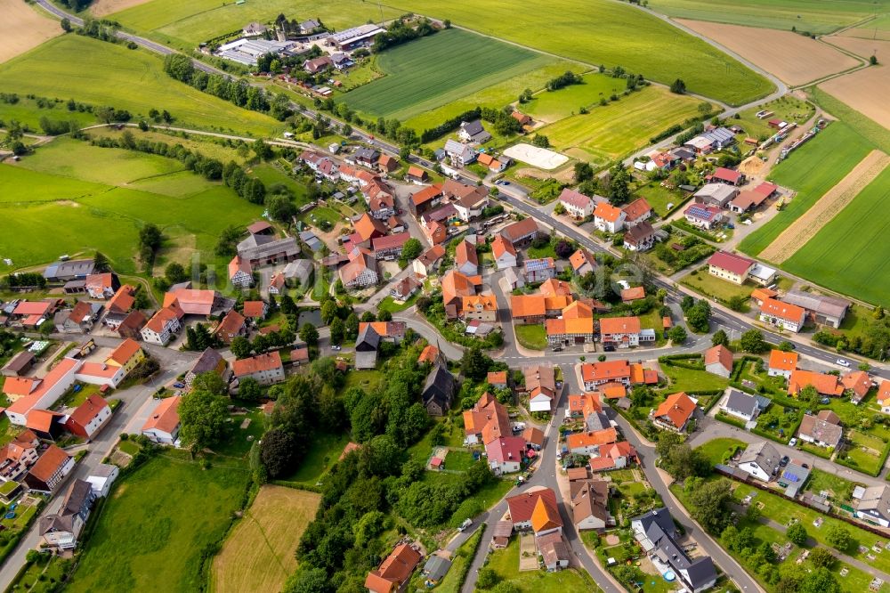 Hundsdorf aus der Vogelperspektive: Dorfkern in Hundsdorf im Bundesland Hessen, Deutschland