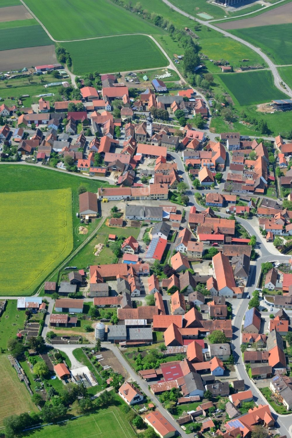 Iphofen aus der Vogelperspektive: Dorfkern in Iphofen im Bundesland Bayern