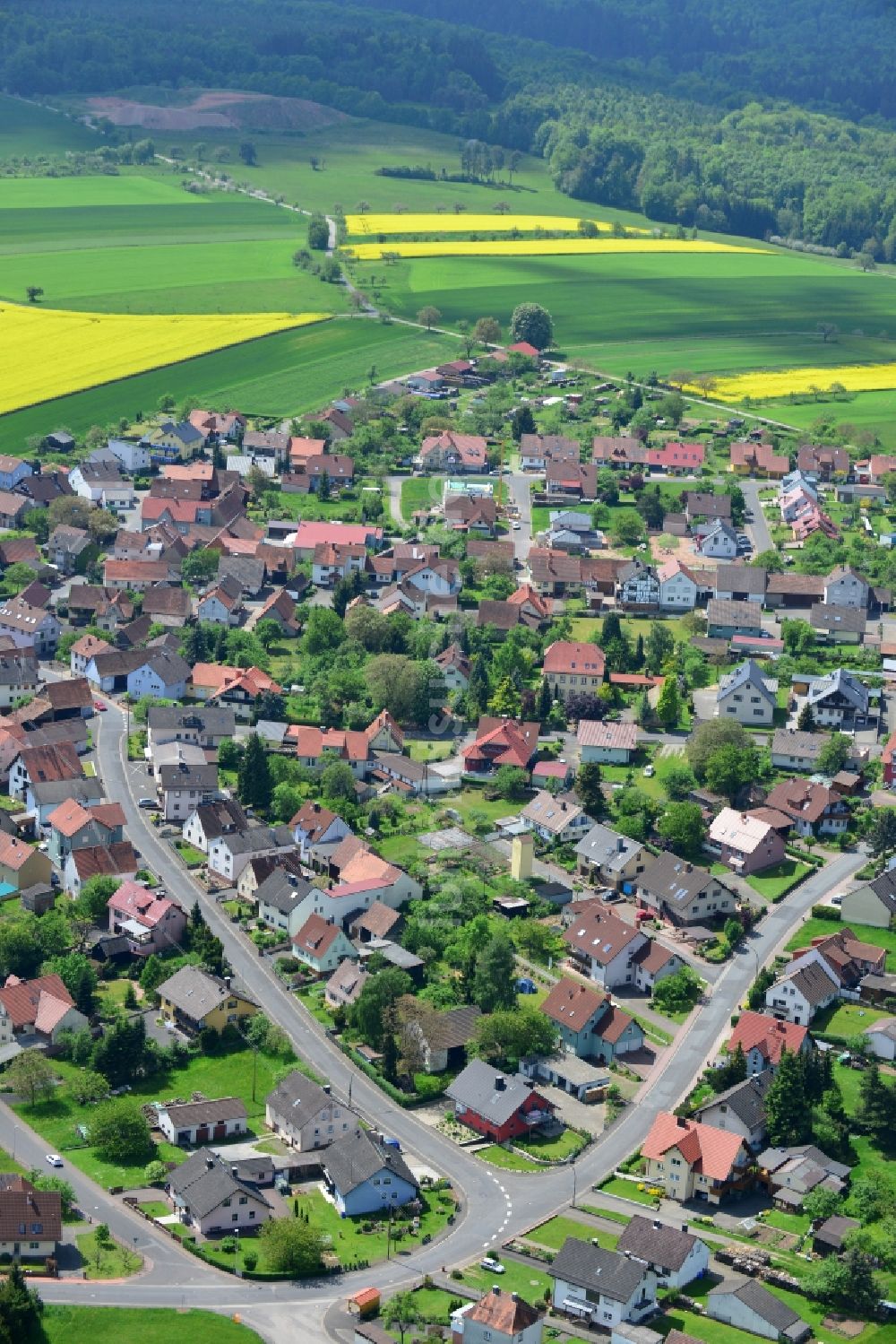 Karbach aus der Vogelperspektive: Dorfkern in Karbach im Bundesland Bayern