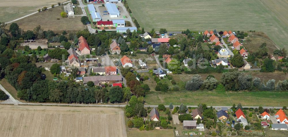 Karlshof aus der Vogelperspektive: Dorfkern in Karlshof im Bundesland Brandenburg, Deutschland