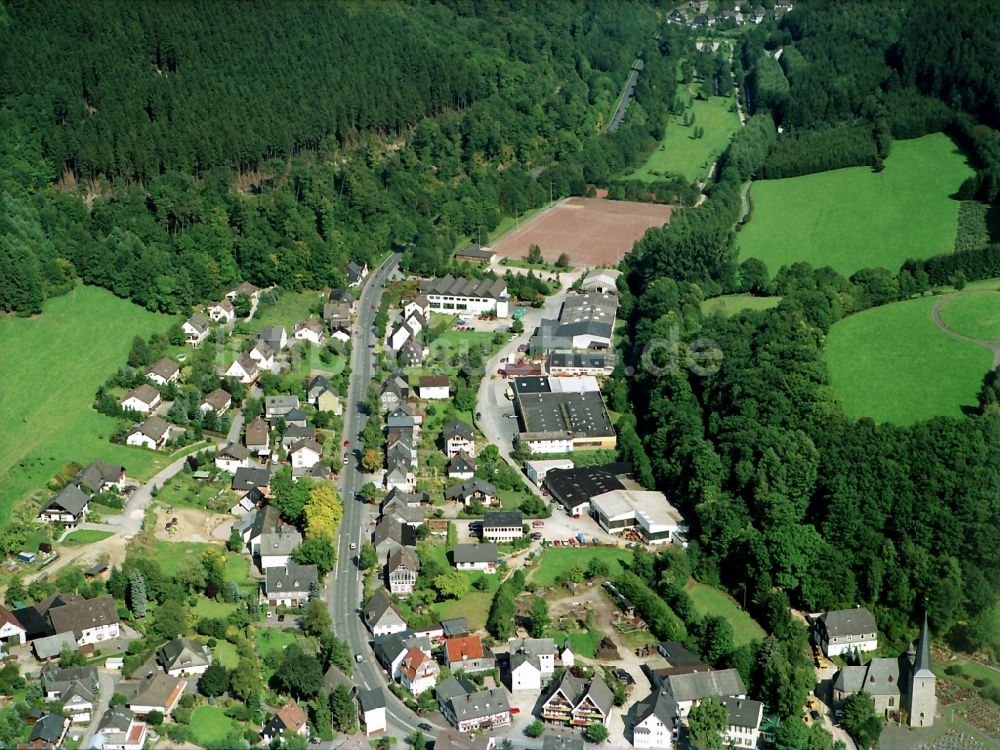 Luftbild Kirchveischede im Sauerland, Lennestadt - Dorfkern in Kirchveischede im Sauerland, Lennestadt im Bundesland Nordrhein-Westfalen