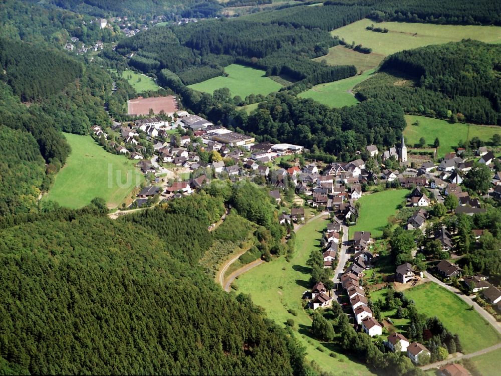 Luftaufnahme Kirchveischede im Sauerland, Lennestadt - Dorfkern in Kirchveischede im Sauerland, Lennestadt im Bundesland Nordrhein-Westfalen