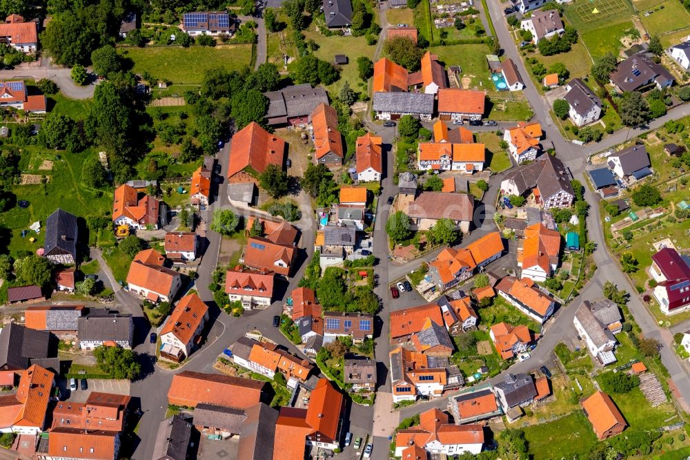 Kleinern aus der Vogelperspektive: Dorfkern in Kleinern im Bundesland Hessen, Deutschland