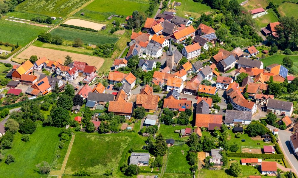 Königshagen aus der Vogelperspektive: Dorfkern in Königshagen im Bundesland Hessen, Deutschland