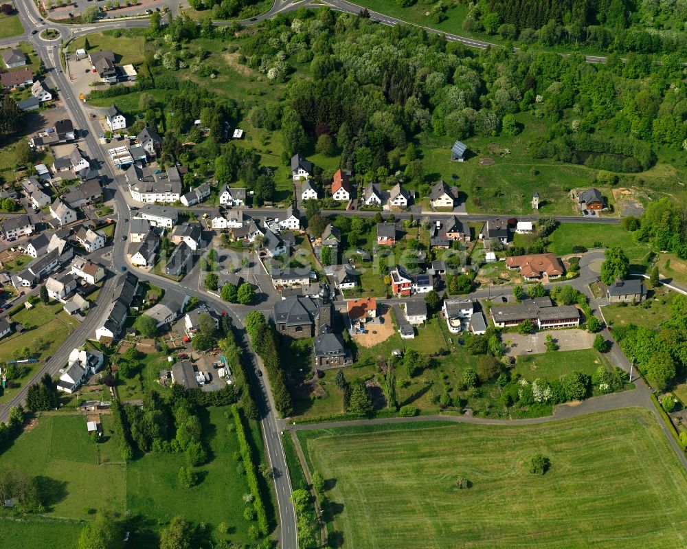 Langenhahn von oben - Dorfkern in Langenhahn im Bundesland Rheinland-Pfalz